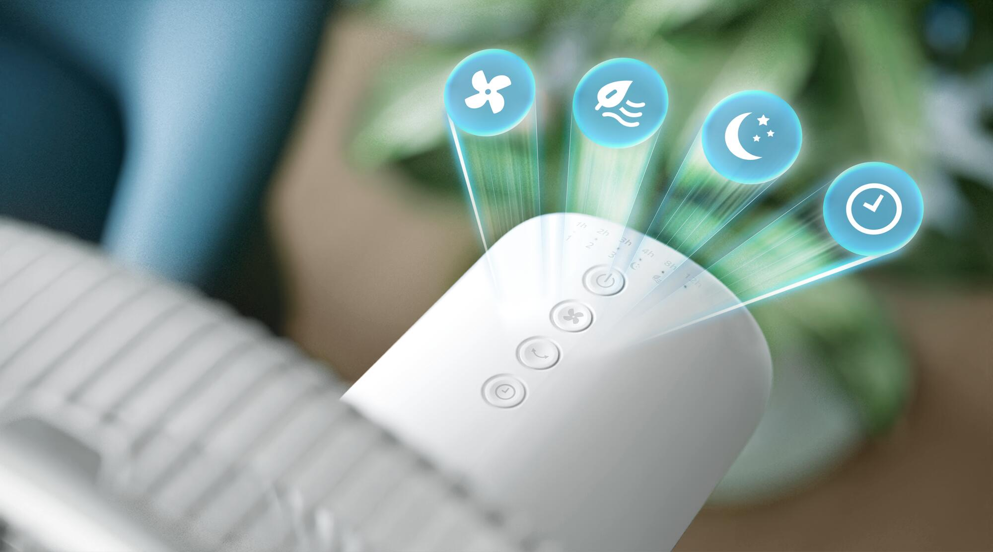 Ventilador blanco con iconos azules. Fondo borroso con plantas verdes.