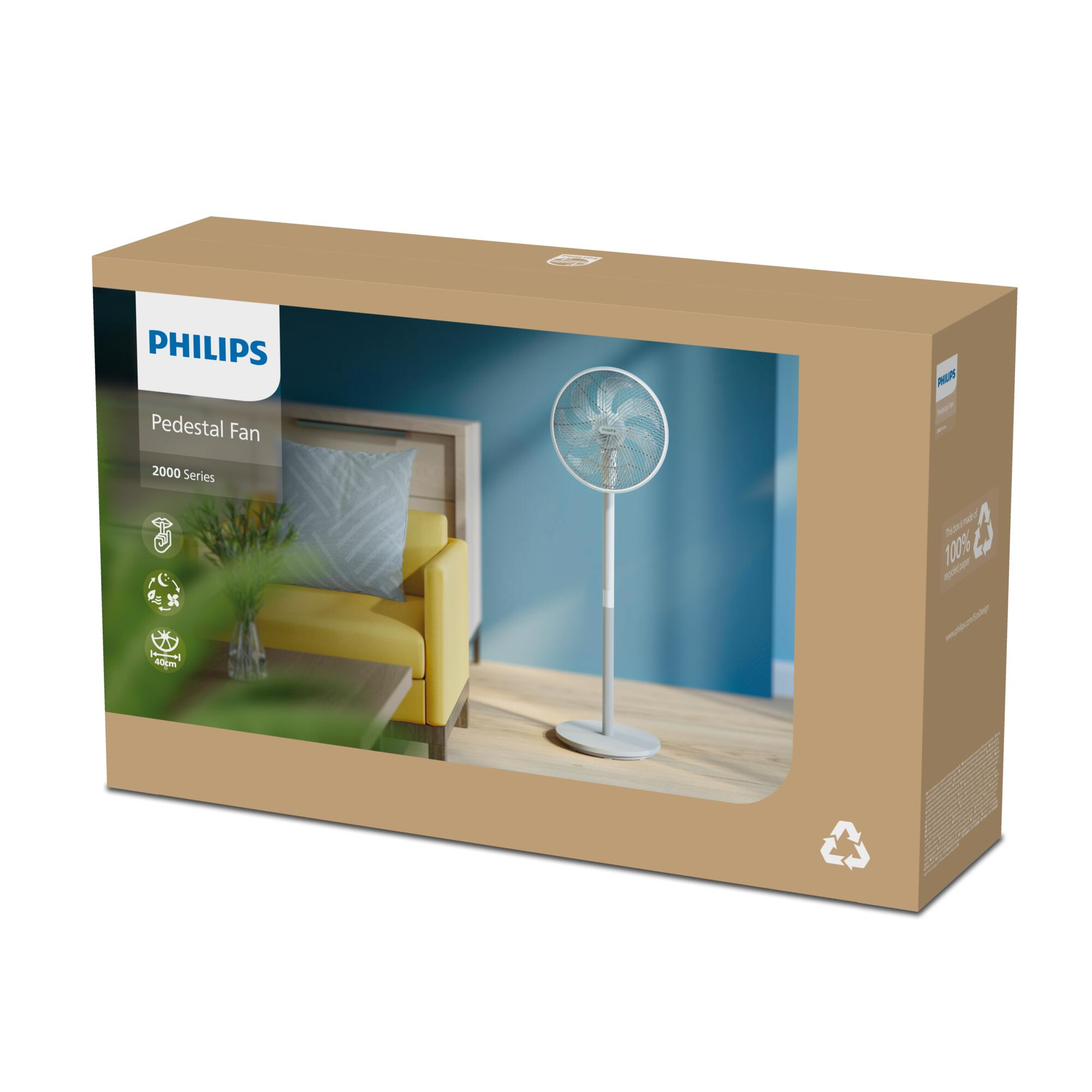 Caja de cartón que muestra un ventilador dentro de una habitación, la marca es Philips, y el texto es Pedestal Fan.