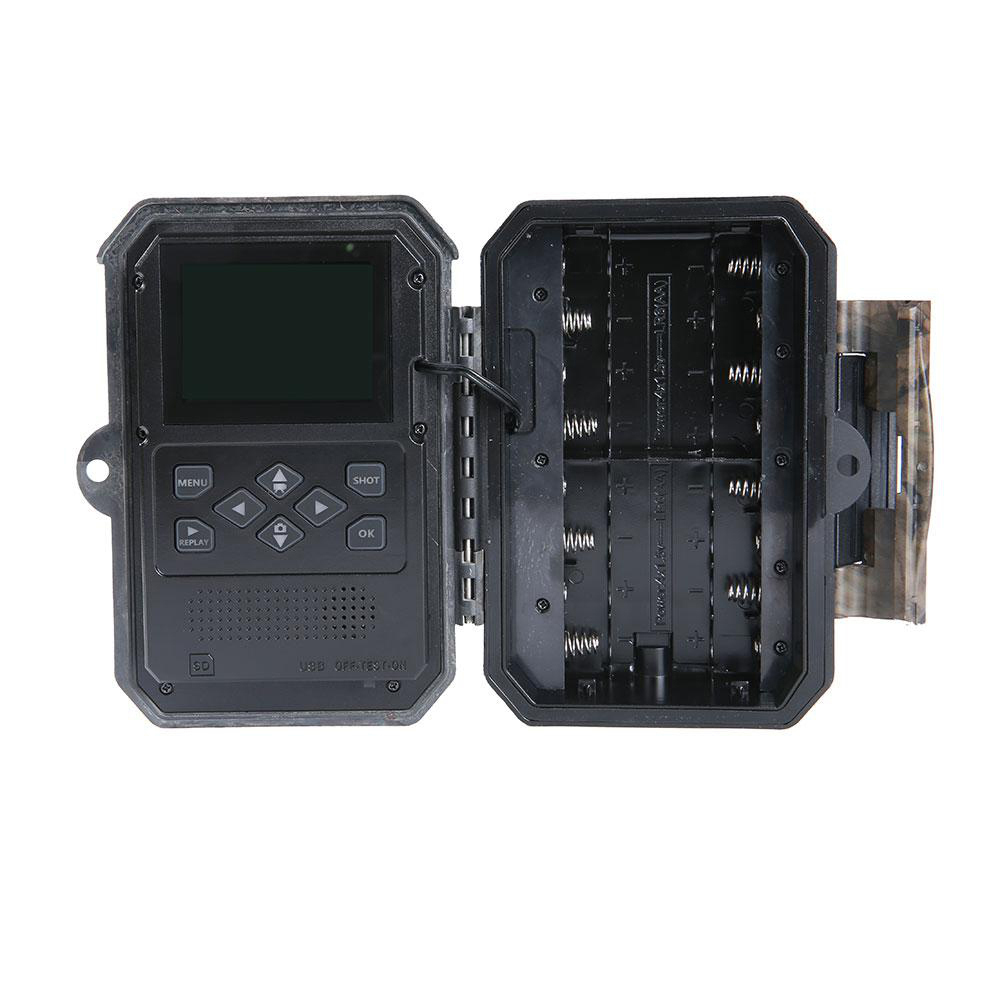 Wildkamera geöffnet, zeigt Batteriefach, LCD-Bildschirm und Bedienelemente. Schwarz und grau.