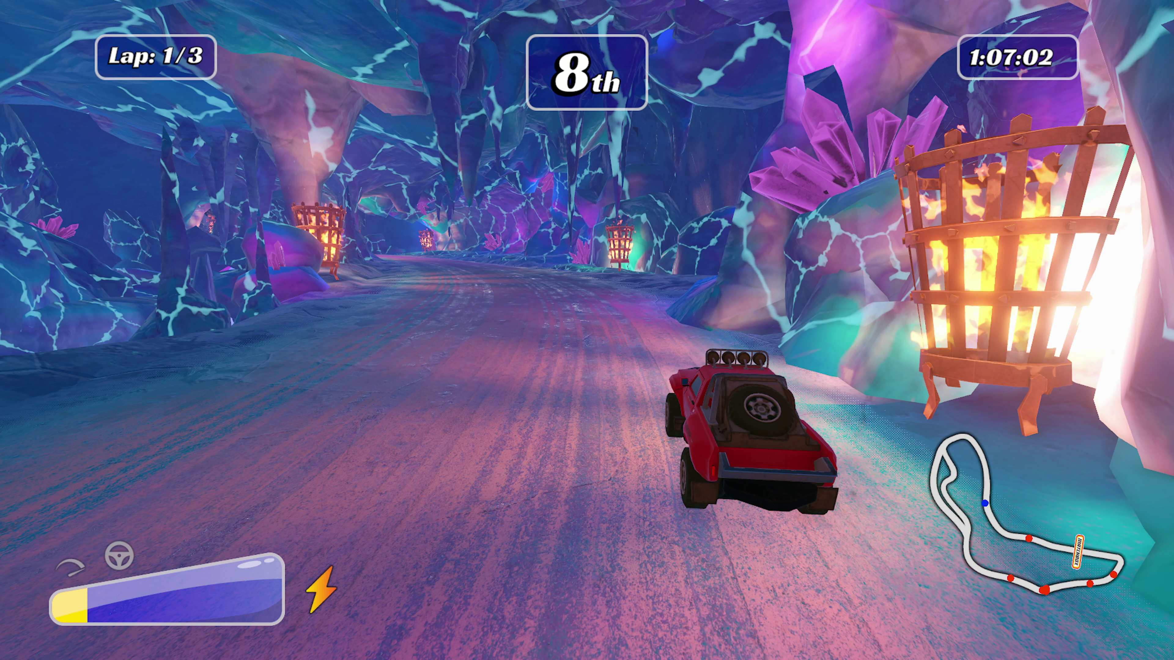 Ein Auto fährt in einer Höhle Rennen. Das Auto ist rot, die Höhlenwände sind blau und lila.