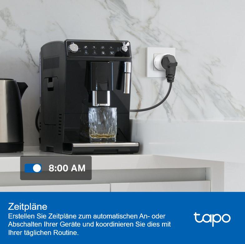 Schwarze Kaffeemaschine mit Glas, eingesteckt. Weiße Theke, Marmorwand. Text: 8:00 Uhr, Tapo, Zeitpläne.