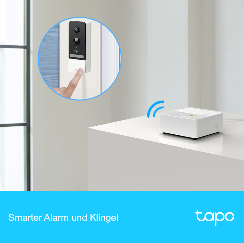Ein weißes Tapo-Gerät neben der Hand einer Person, die auf die Türklingel drückt. Intelligenter Alarm und Klingeltext.