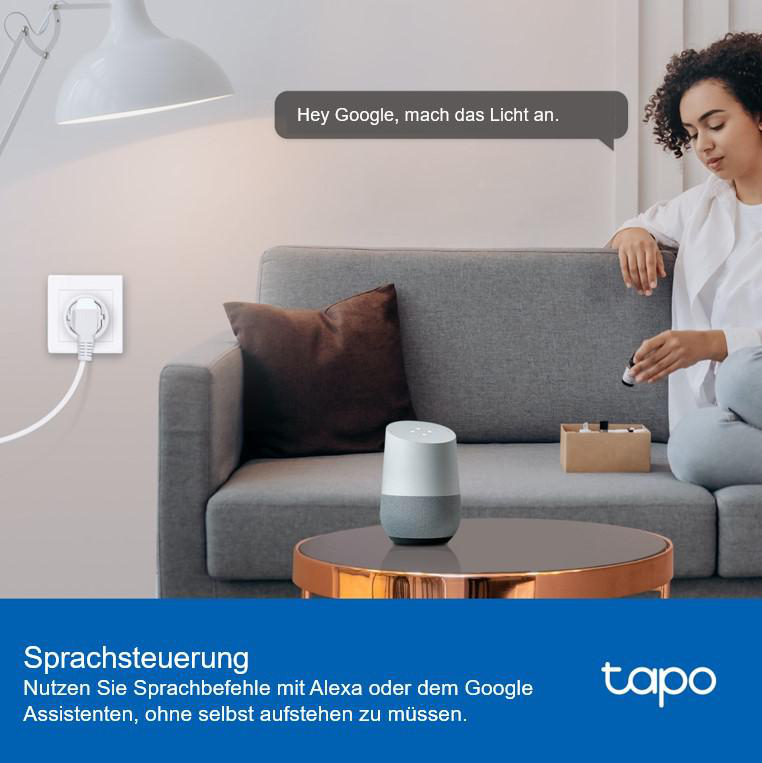 Frau auf dem Sofa nutzt Sprachsteuerung für Smart Speaker. Text: 'Sprachsteuerung' und 'Hey Google, mach das Licht an'.