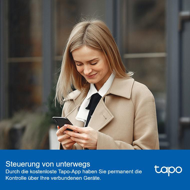 Eine Frau in einem beigen Mantel benutzt ein Telefon, mit Text über die Tapo-App.