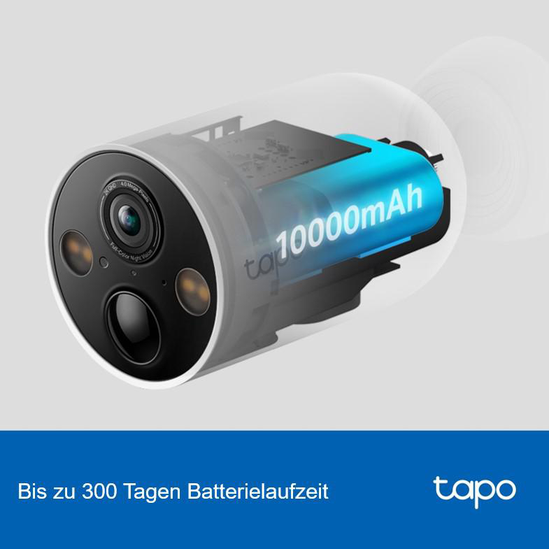 Überwachungskamera, blaue Batterie innen. Text: Bis zu 300 Tage Akkulaufzeit. Tapo-Logo.