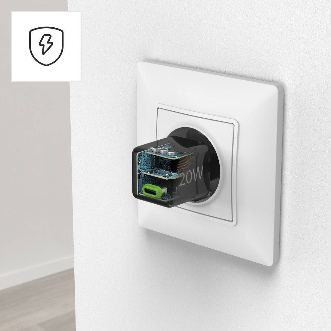 Steckdose mit eingestecktem Netzteil. Der Adapter ist transparent.