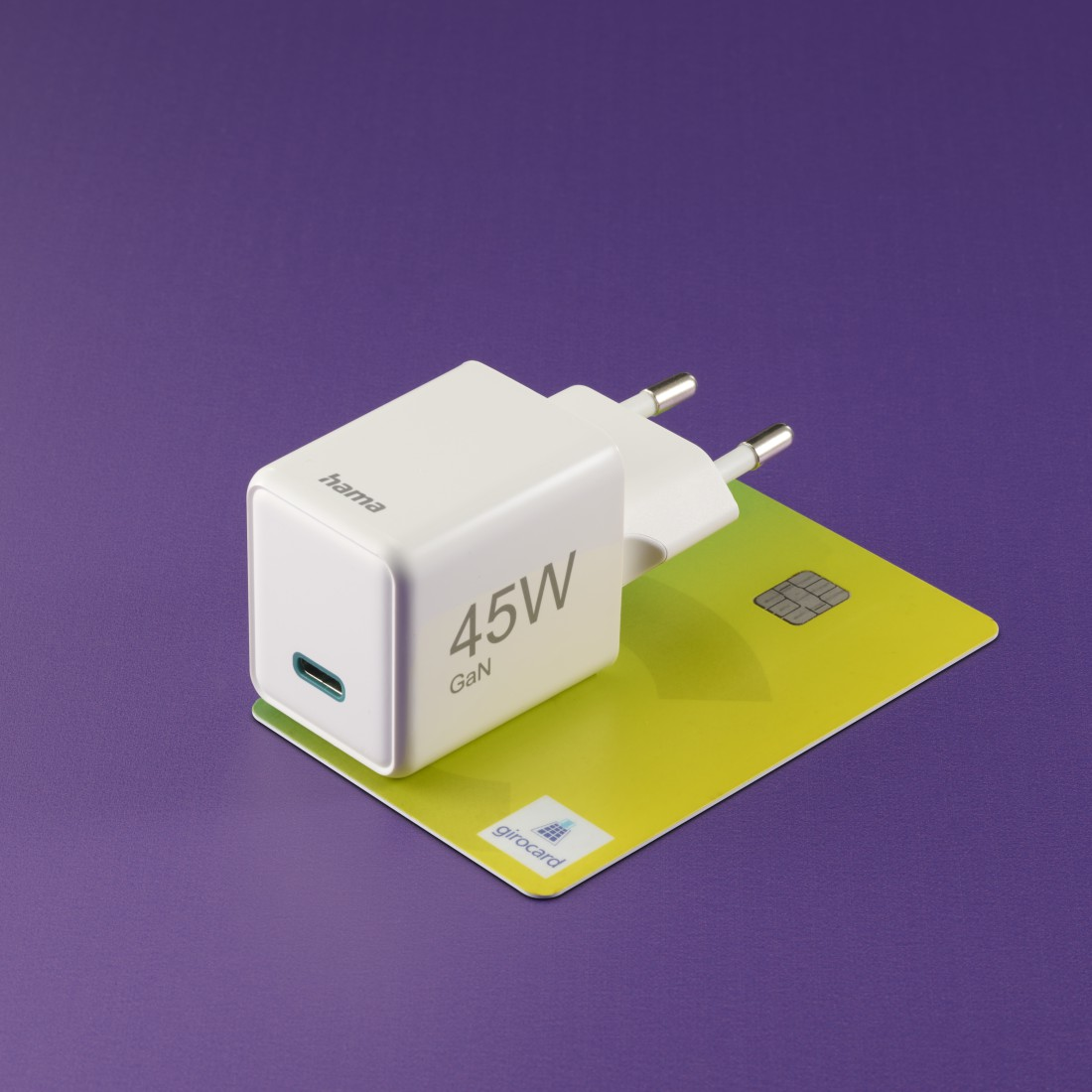 Weißes 45-W-Ladegerät mit USB-C-Anschluss und eine Kreditkarte daneben.