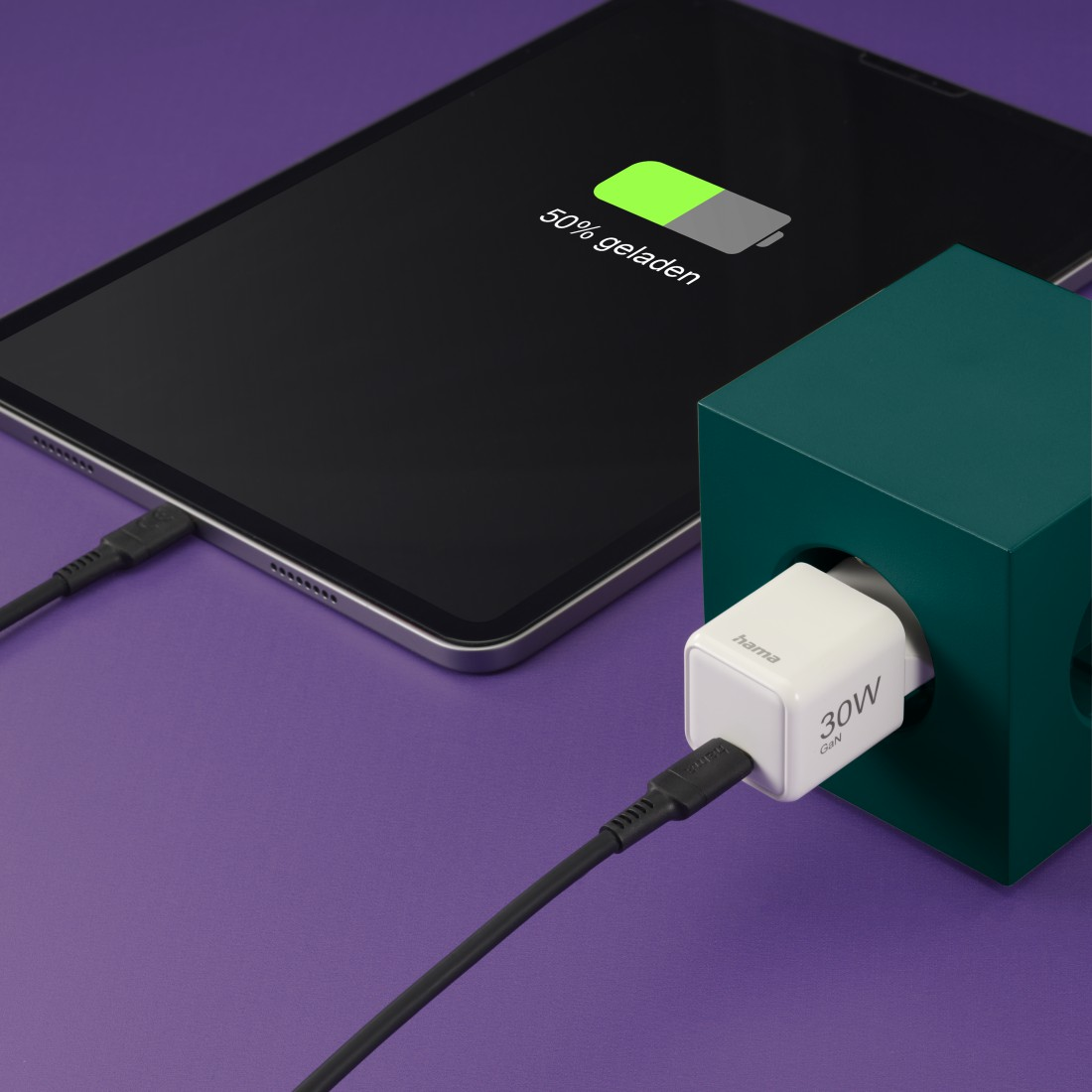 Tablet wird mit einem 'hama' 30W Ladegerät aufgeladen. 50% geladen wird angezeigt.