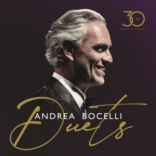 Pochette de l'album 'Duets' d'Andrea Bocelli. Bocelli souriant, texte superposé.