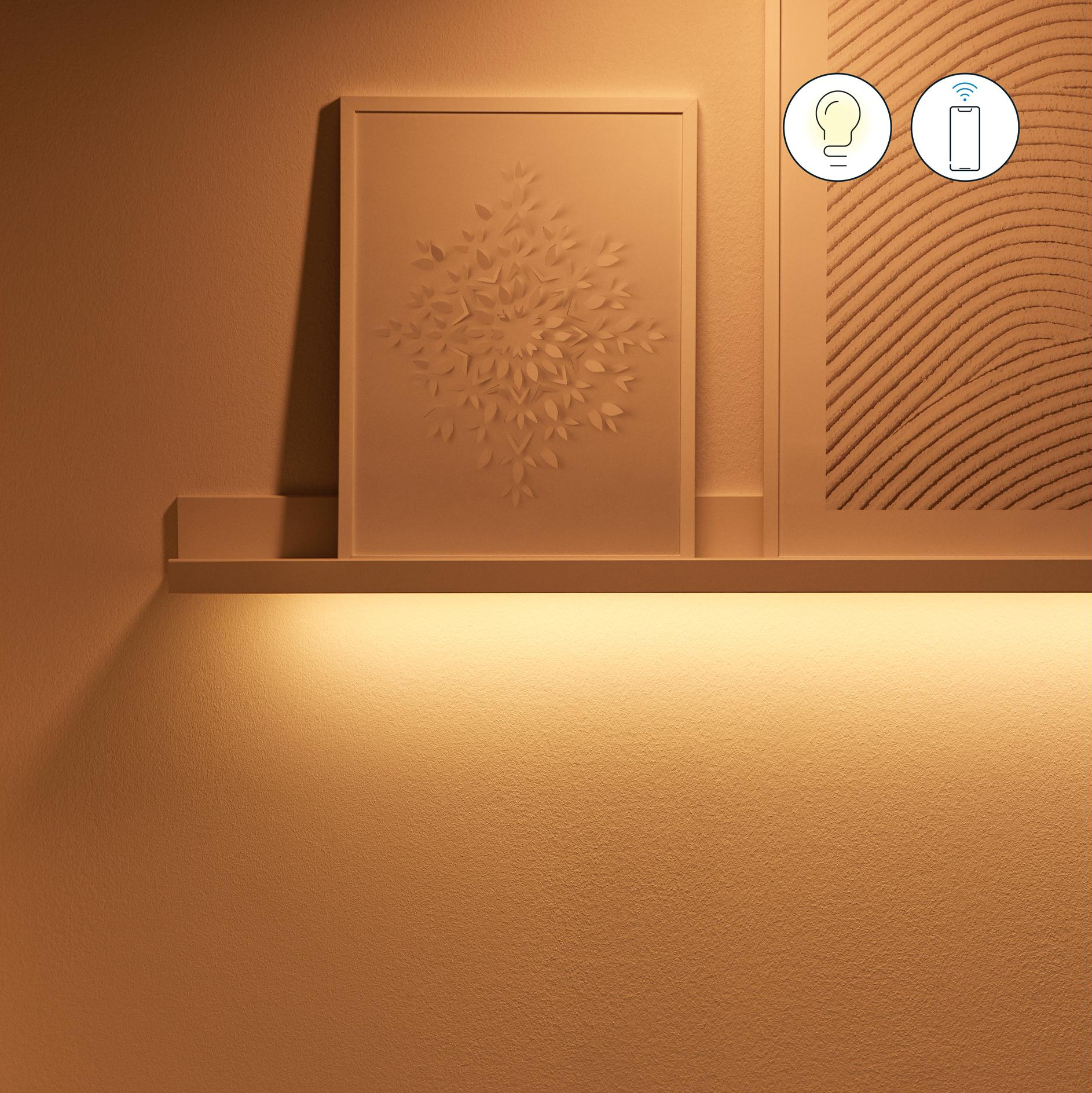 Ein Raum mit einem Gemälde, einem Regal und einem Lichtband. Symbole einer Glühbirne und eines Telefons an der Wand.