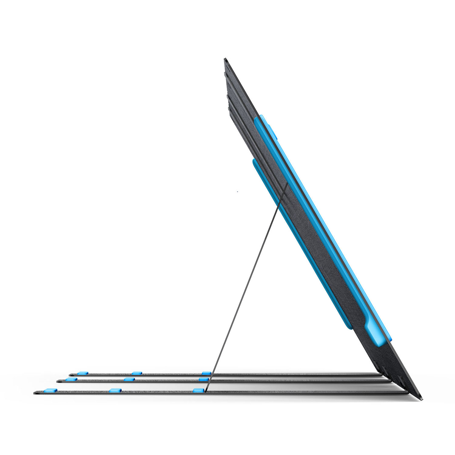 Un supporto per laptop, con il laptop collegato, inclinato leggermente verso l'alto, su sfondo bianco.