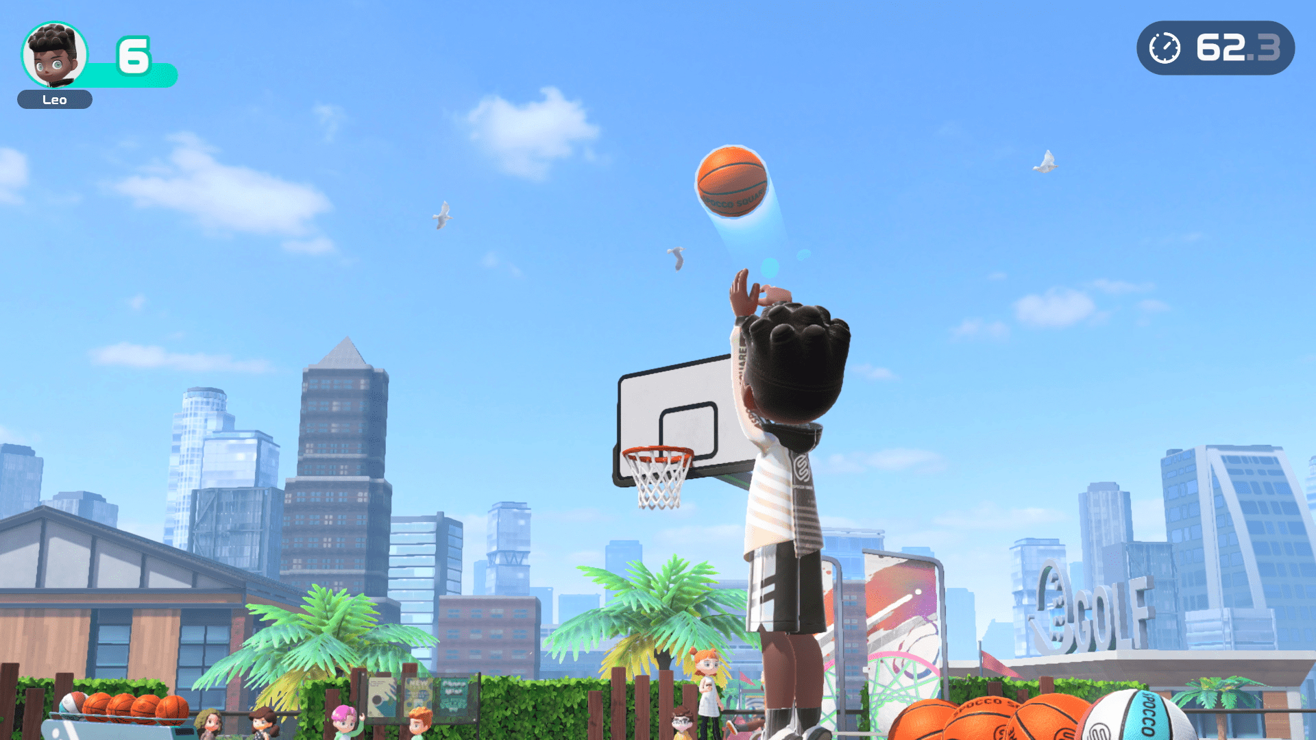 Ein Basketballspieler wirft einen Ball in einem Spiel in Richtung Korb unter blauem Himmel.