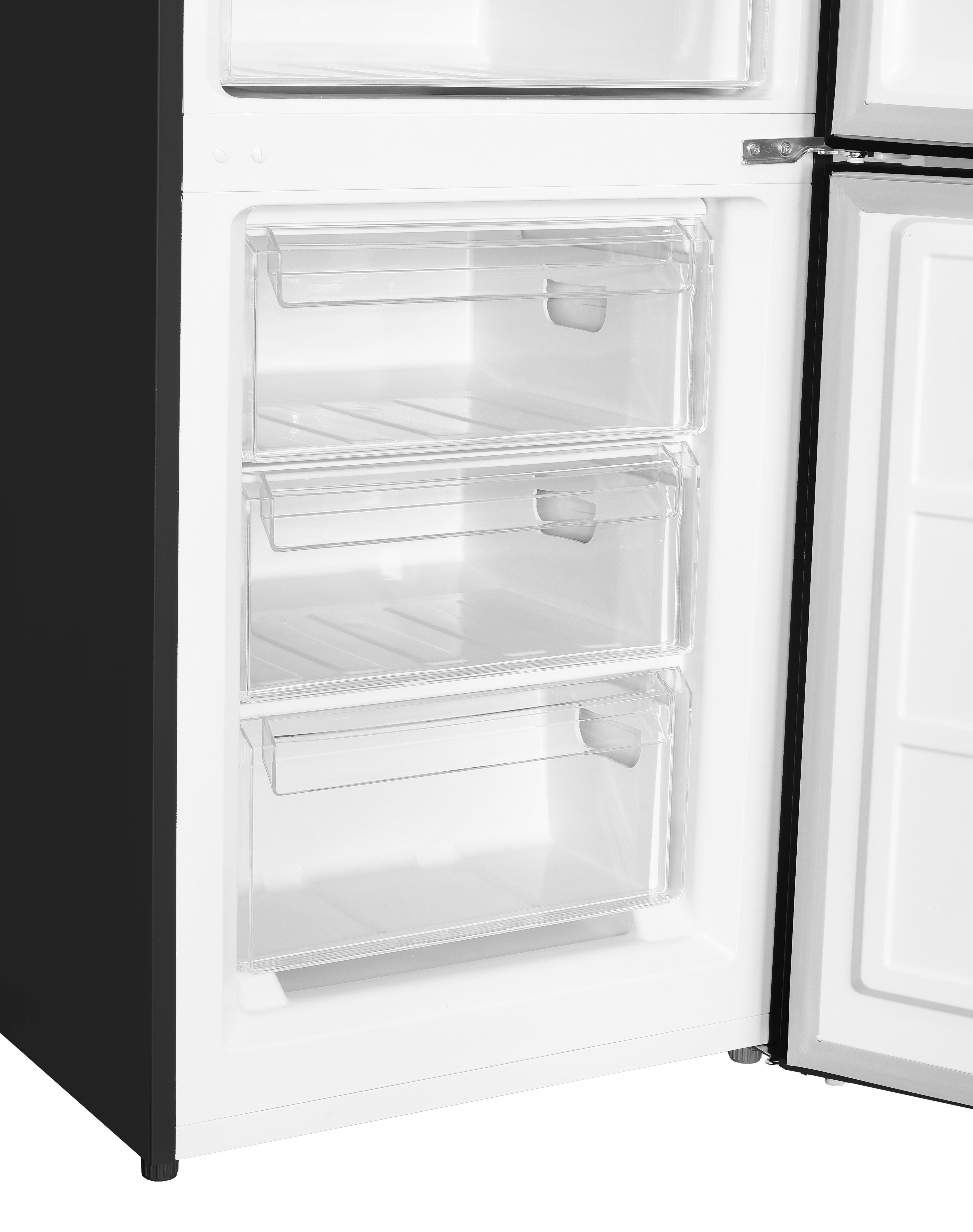 Offener Kühlschrank mit drei transparenten Schubladen, der Innenraum ist weiß, die Tür ist schwarz.
