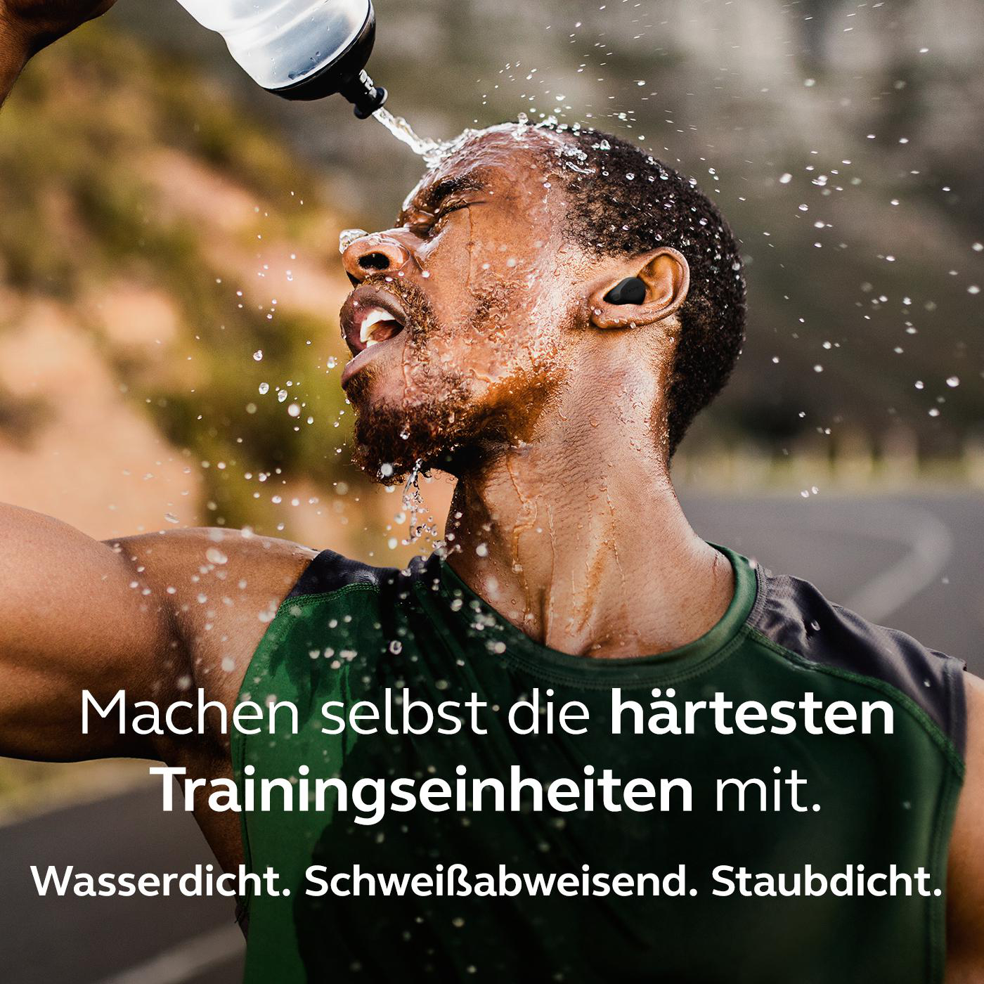 Ein Mann gießt Wasser über seinen Kopf, trägt Ohrhörer, mit Text, der Wasserfestigkeit bewirbt.