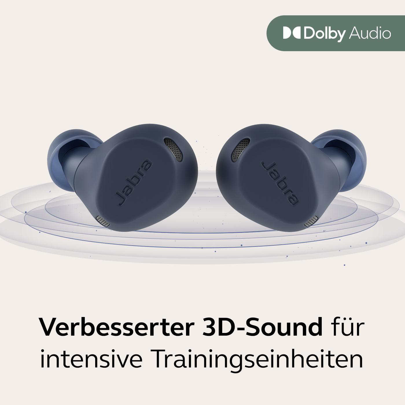 Zwei dunkelblaue Jabra-Ohrhörer, Text auf jedem, Dolby Audio-Logo oben rechts, auf weißem Hintergrund.