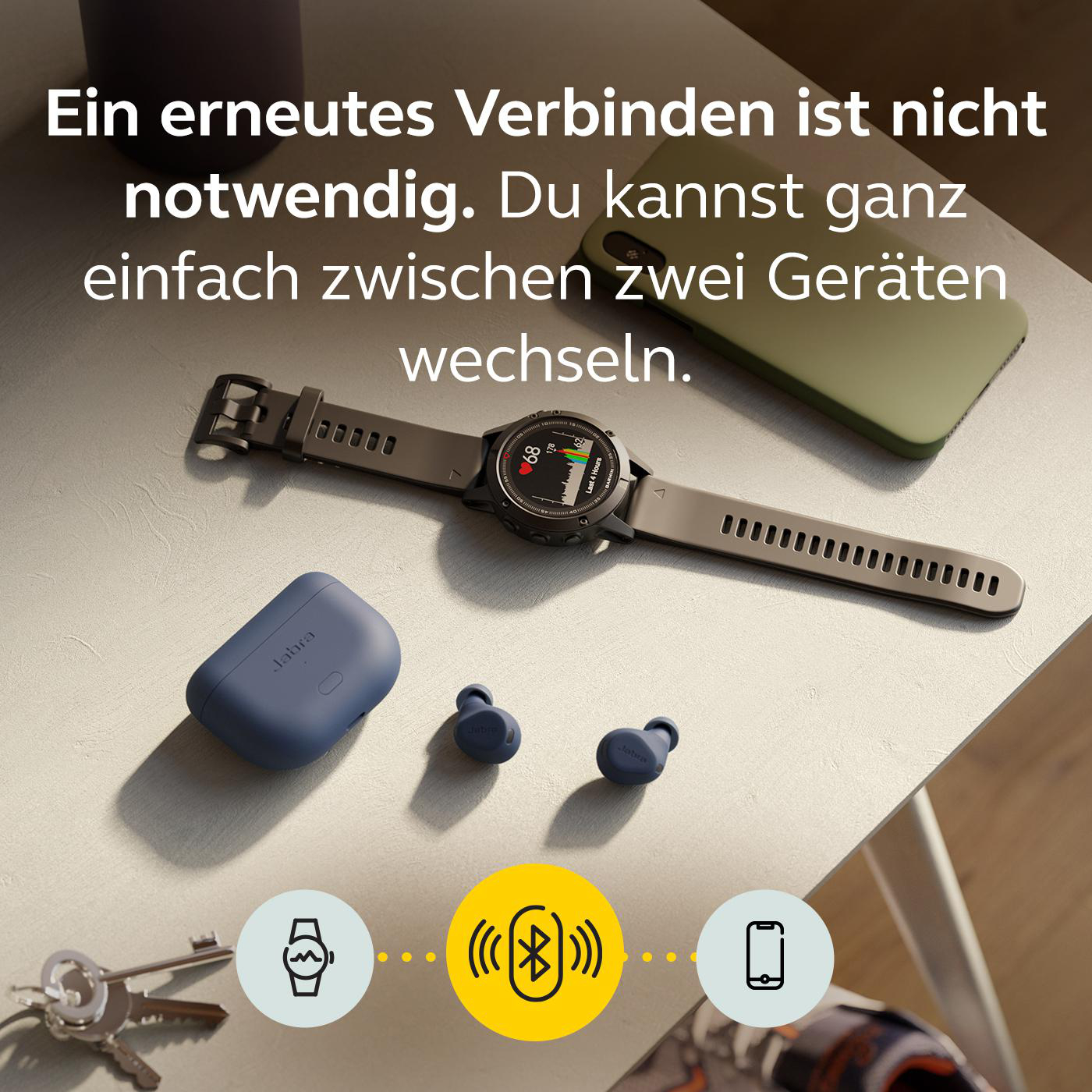 Uhr, Ohrhörer und Telefon auf einem Tisch. Bluetooth-Symbol.