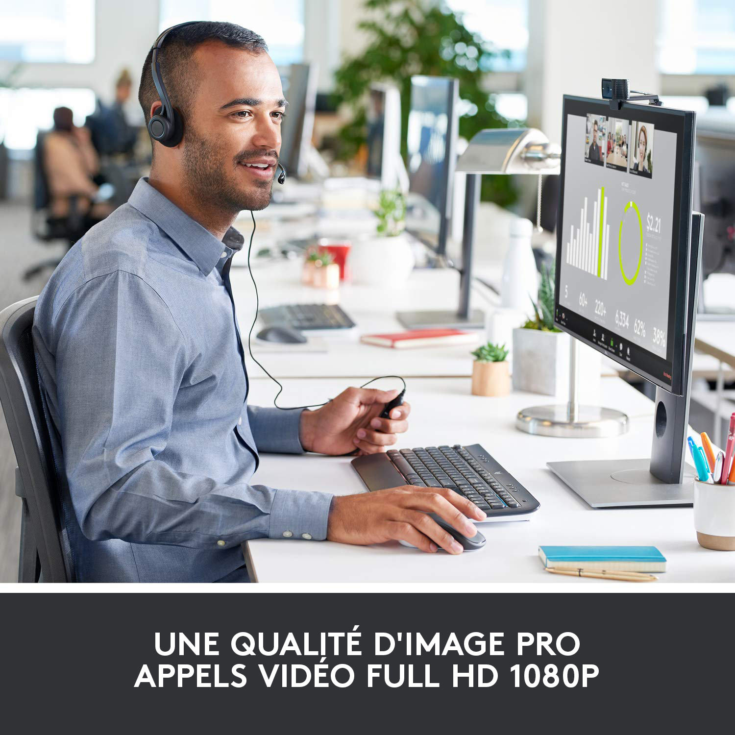 Homme avec un casque lors d'un appel vidéo, avec un moniteur.