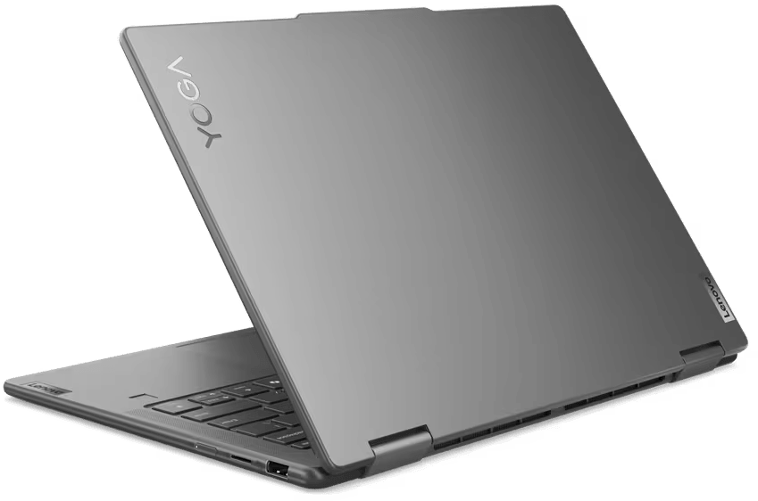 Szürke Lenovo Yoga laptop, nyitva. Billentyűzet és képernyő látható. Szögletes felvétel fehér háttéren. Lenovo logó.