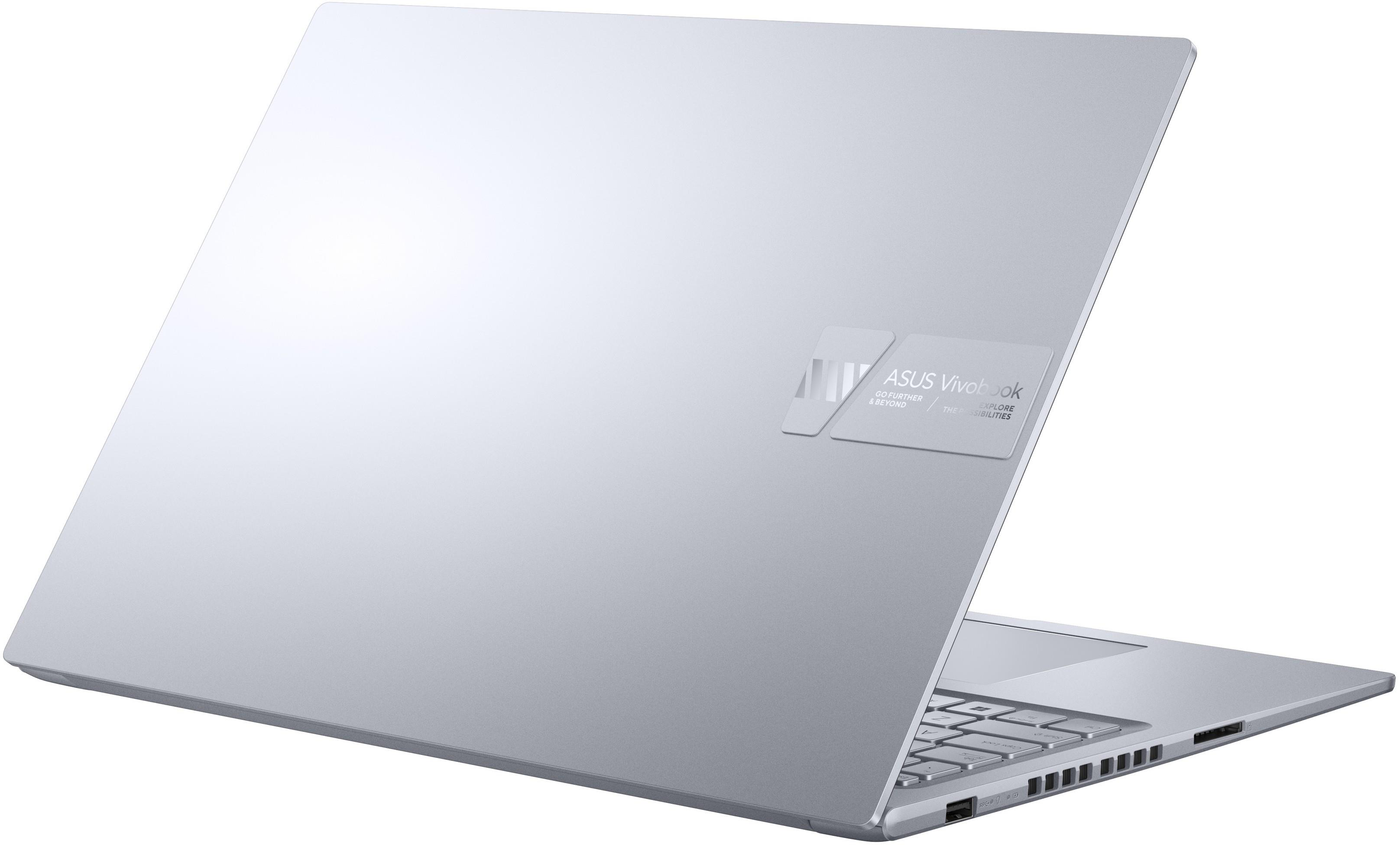 Ezüst laptop hátulnézet ASUS logóval. Fehér háttér.