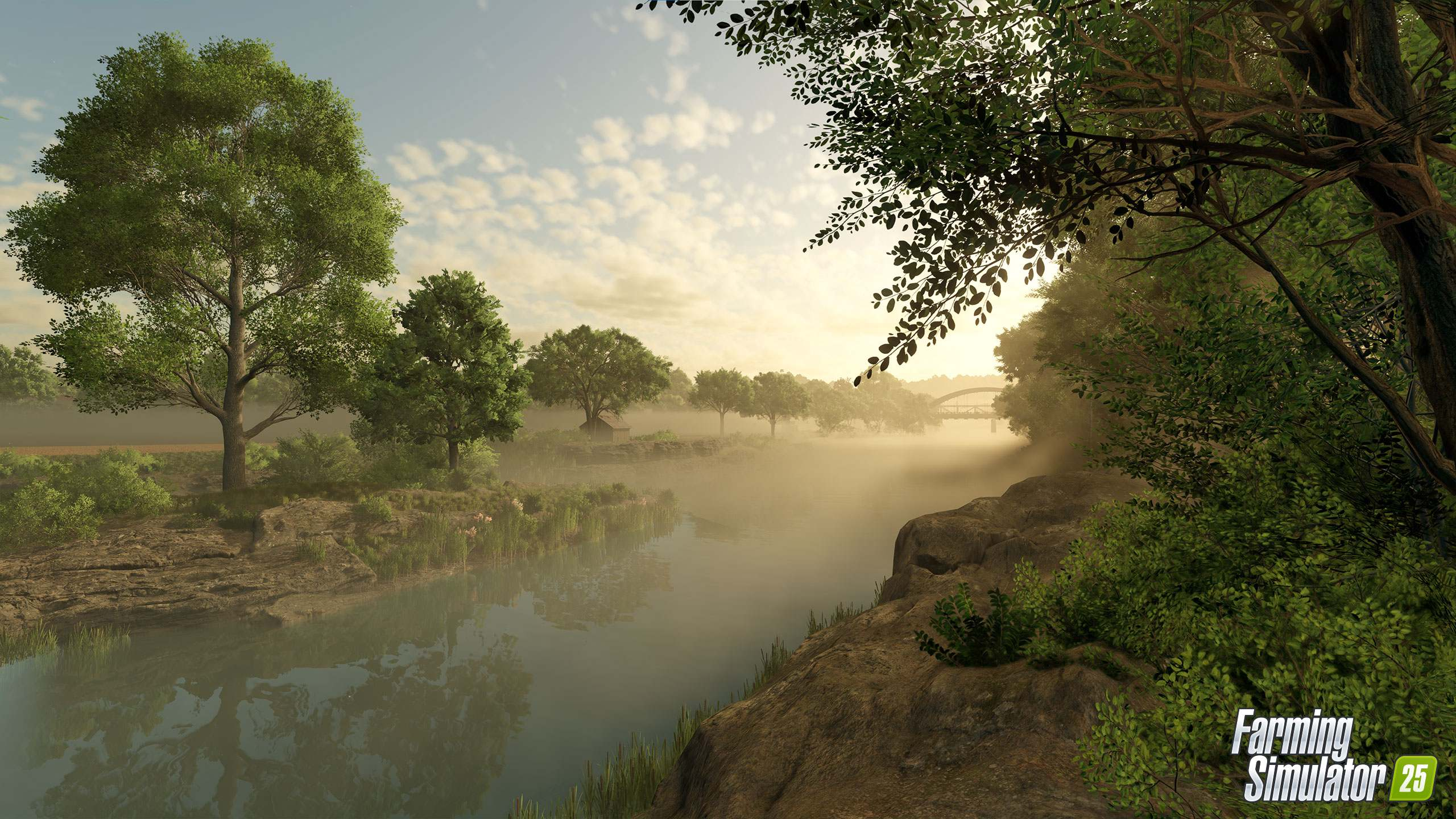 Scène de rivière avec arbres et brouillard. Un pont est visible au loin. Le ciel est nuageux et brumeux.
