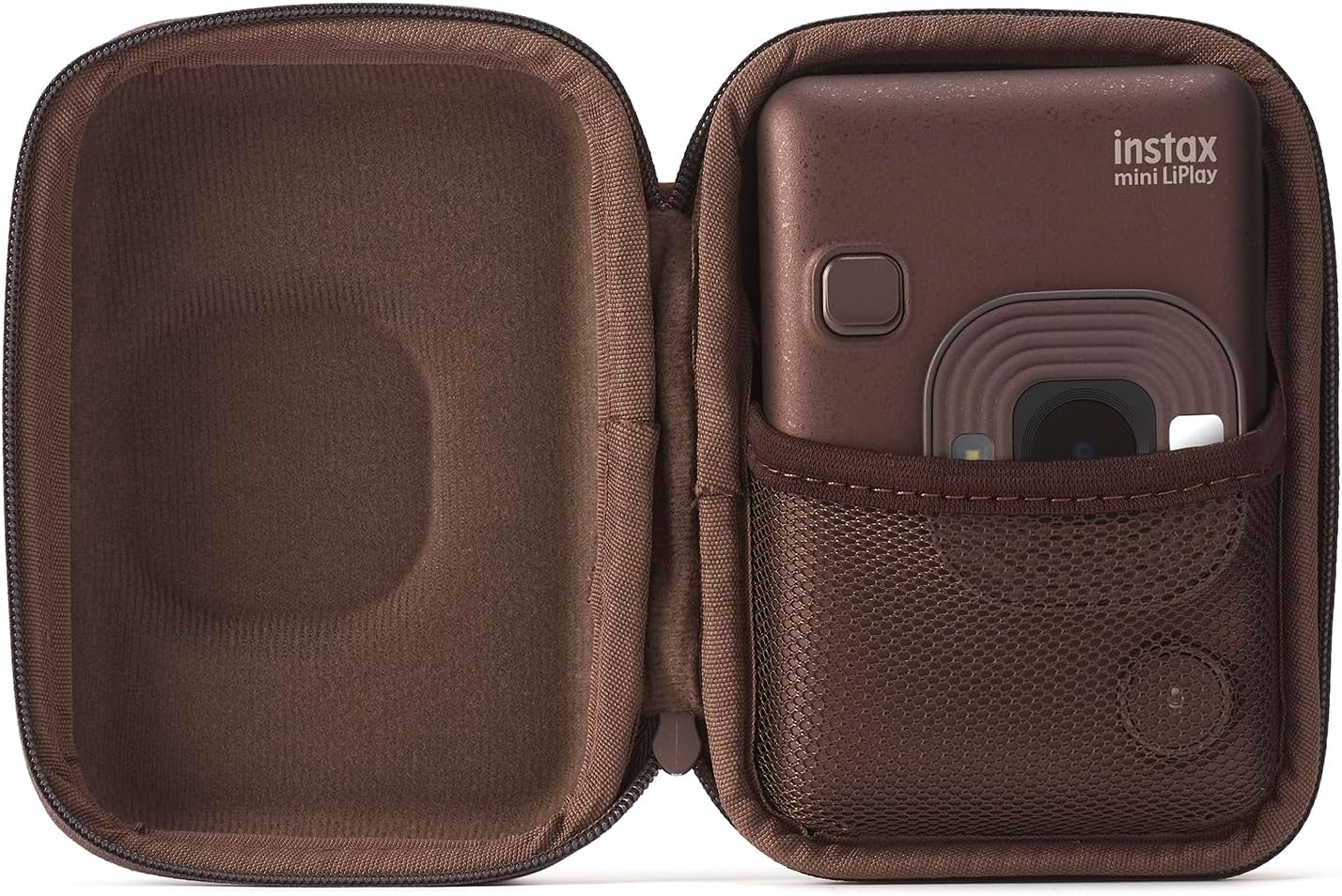 Cámara Instax Mini LiPlay marrón en una funda marrón, abierta, que muestra la cámara y un bolsillo.