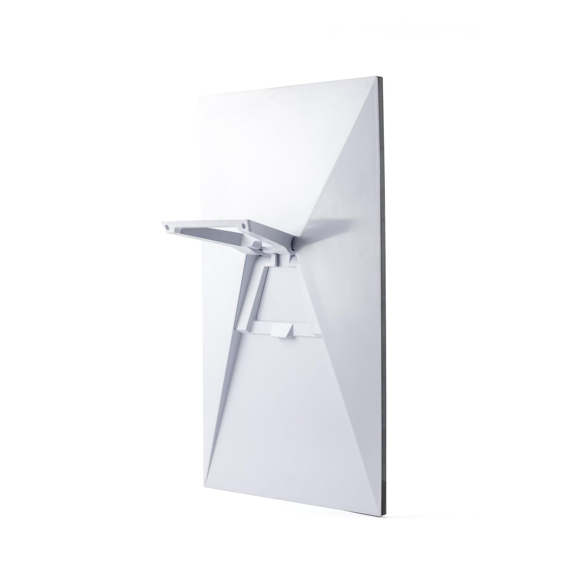 Panel blanco angular con estructura de soporte. El panel está inclinado lateralmente.