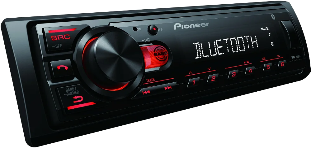 Pioneer autórádió fekete előlappal. Pirosan világító hangerőszabályzóval és gombokkal rendelkezik.