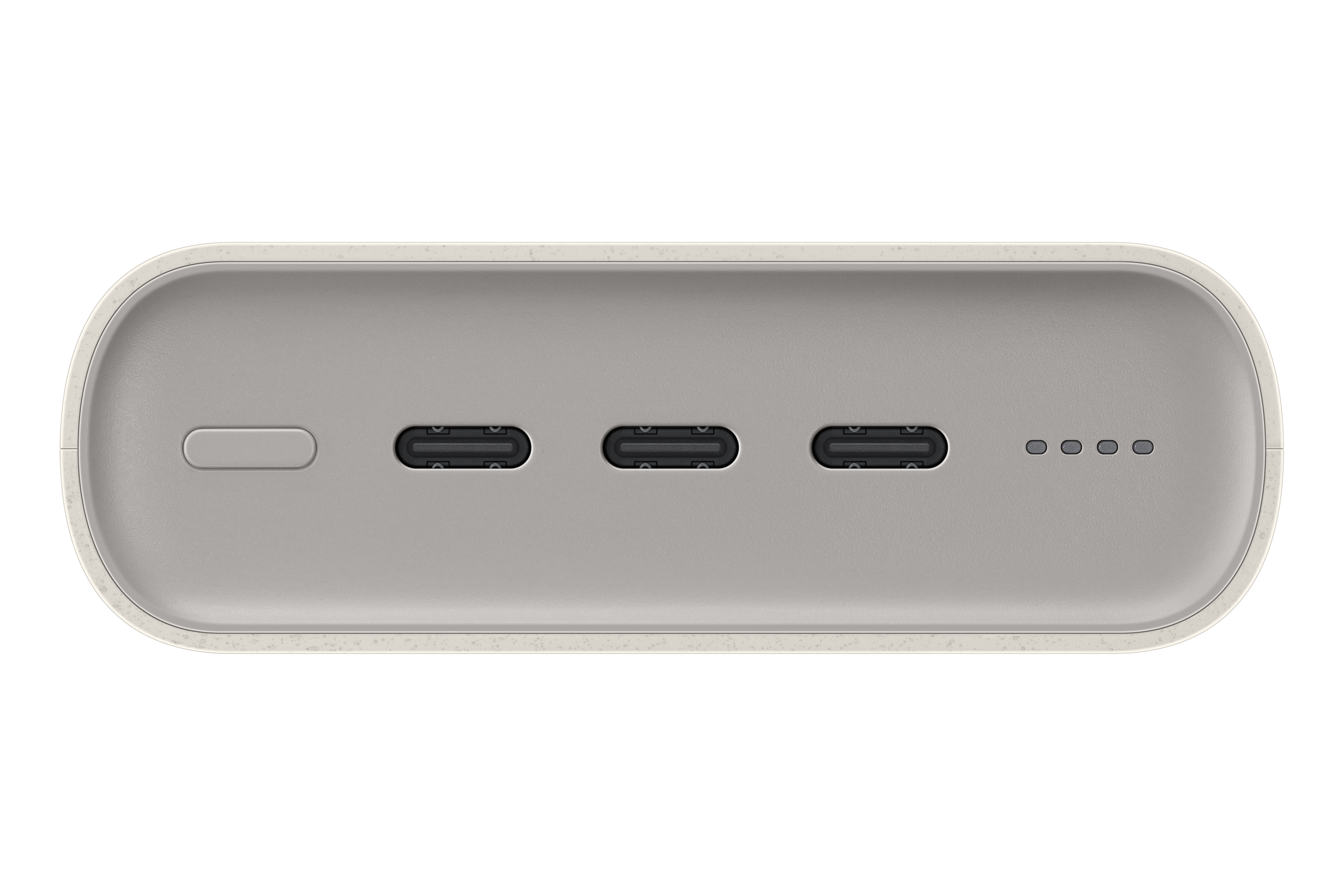 Primer plano de un banco de energía gris con tres puertos USB-C y un botón de encendido sobre una superficie blanca.