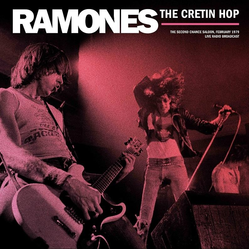 A Ramones album borítója, két alak a színpadon, egyik gitározik, a másik énekel.
