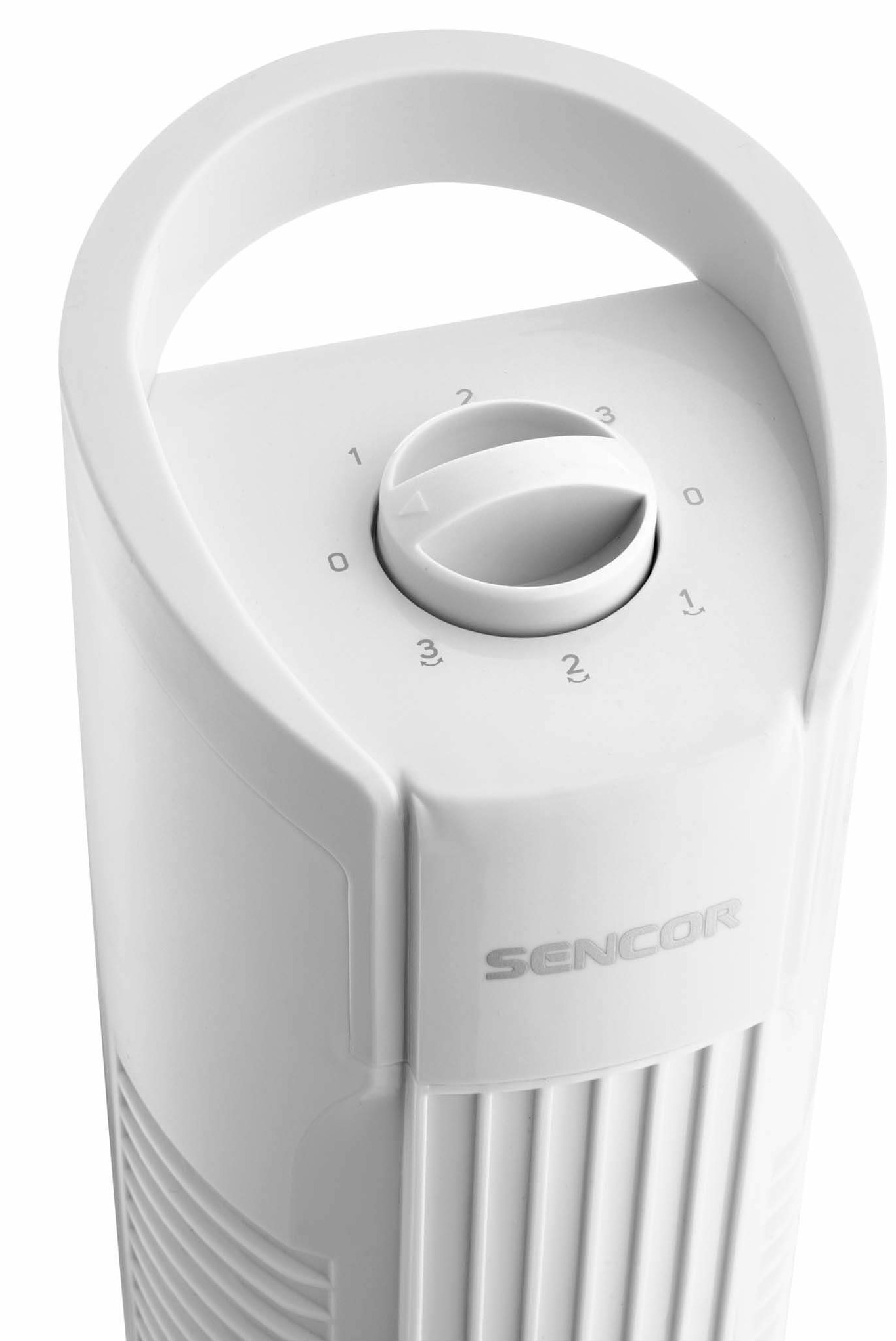 Biały wentylator z pokrętłem, cyfry 0-3. Widok z góry, białe tło.