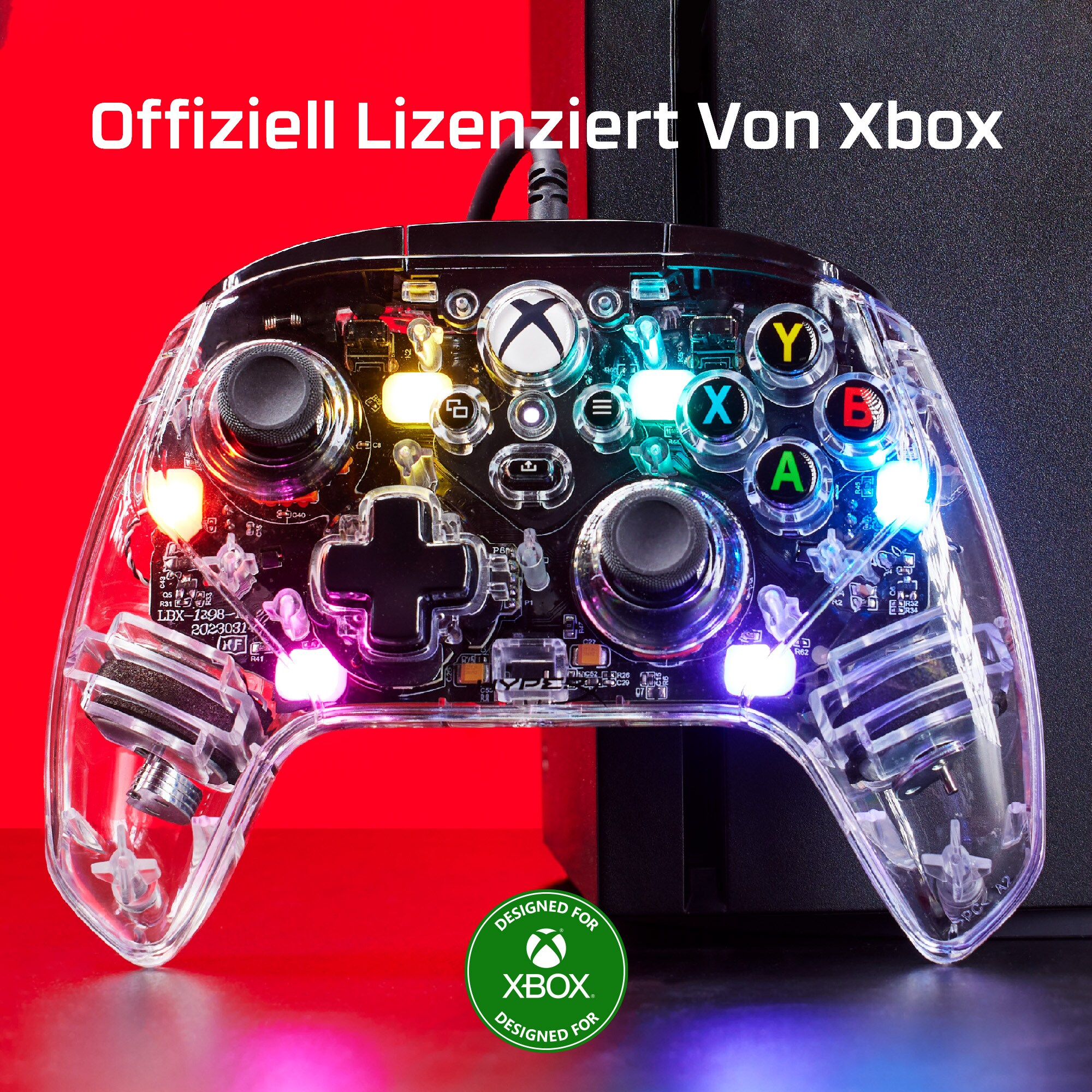 Ein transparenter Xbox-Controller mit beleuchteten Tasten.