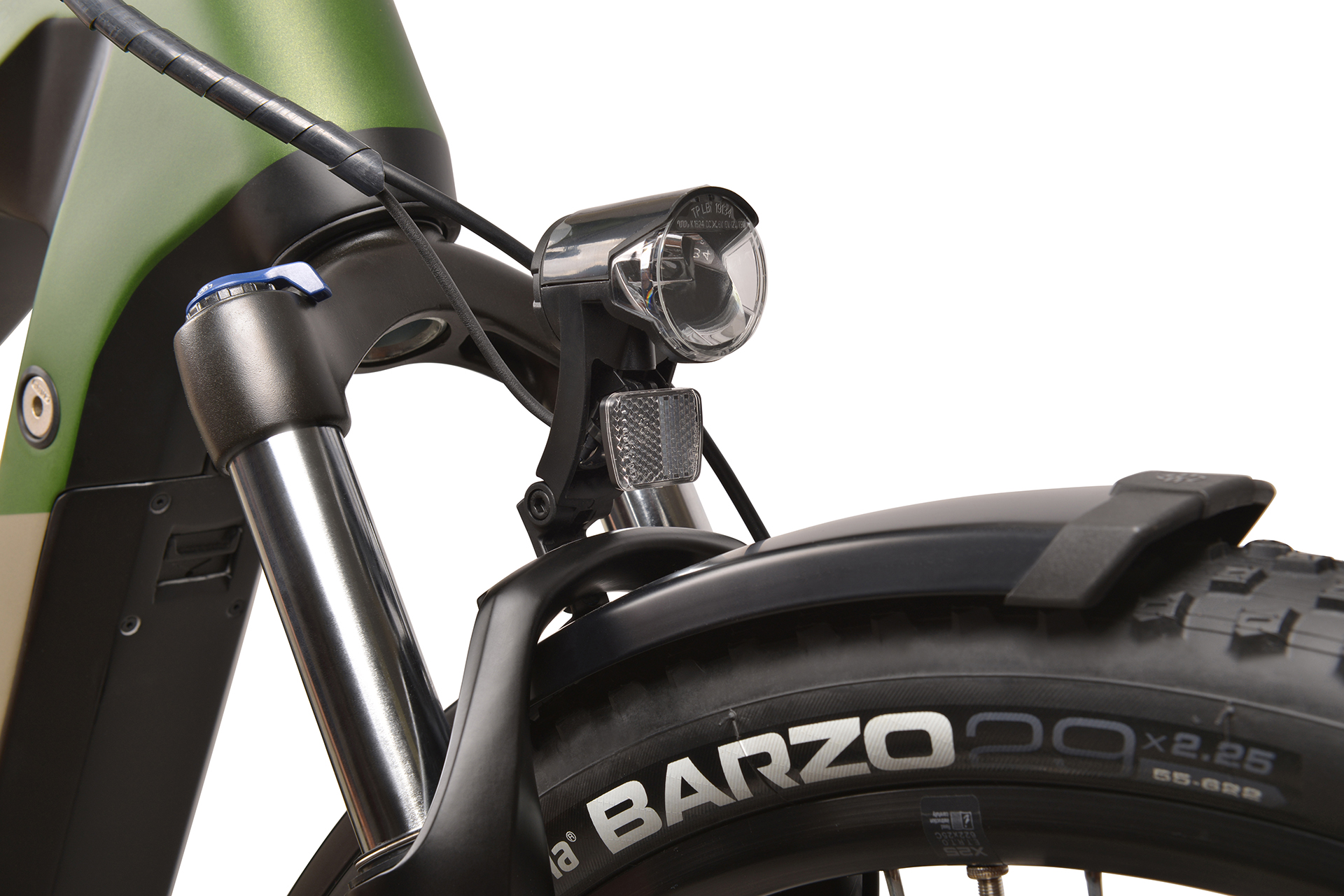 Zbliżenie przedniego koła roweru z reflektorem i błotnikiem. Na oponie napis BARZO 29.
