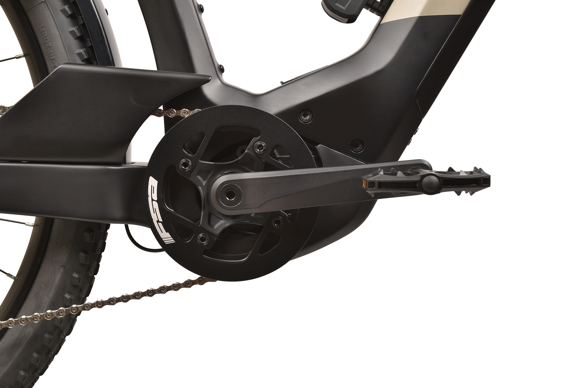 Zbliżenie na tarczę łańcuchową, korbę i pedał roweru. Kolory czarny i srebrny.