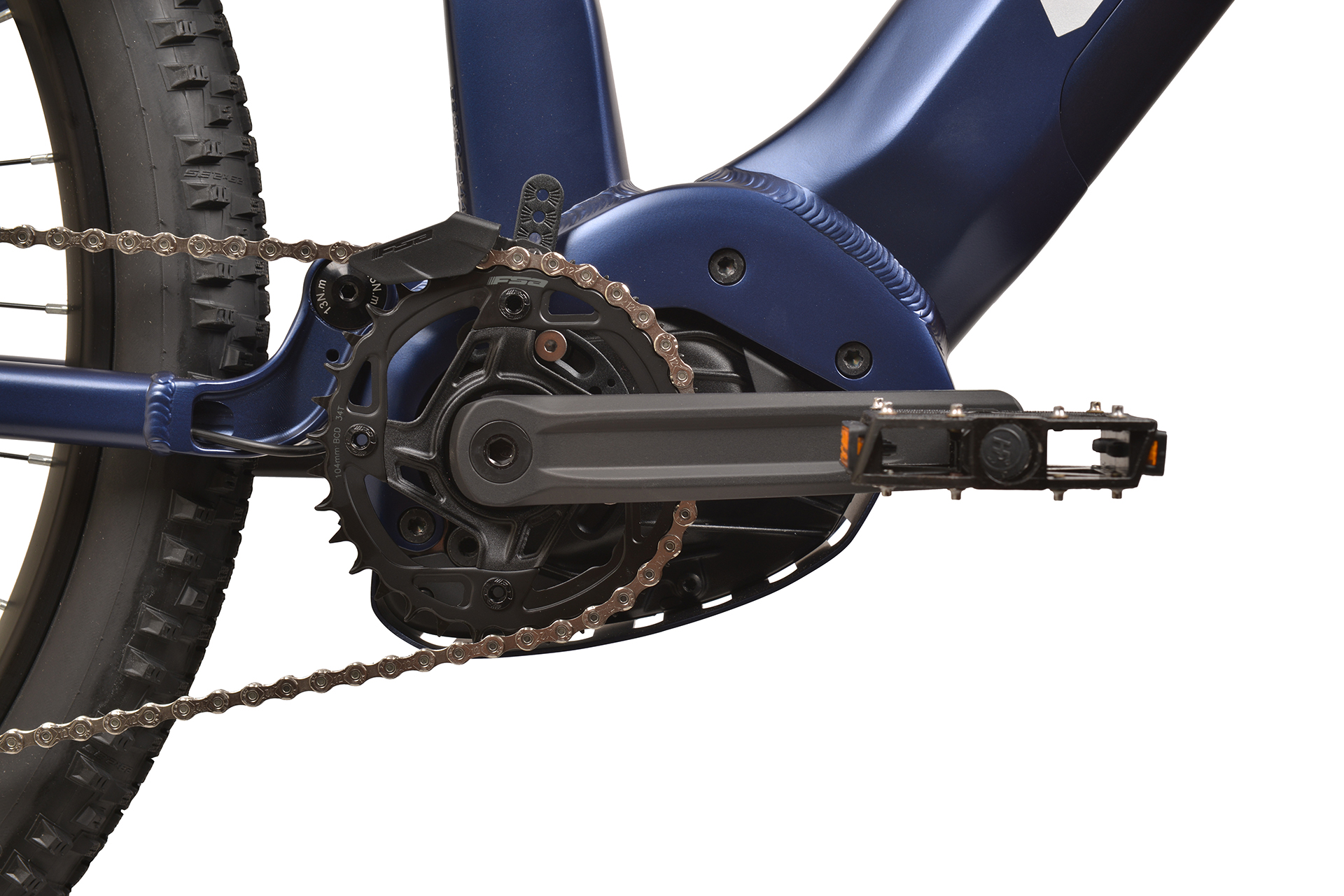 Zbliżenie mechaniki roweru: łańcuch, koła zębate, pedały i szczegóły ramy.