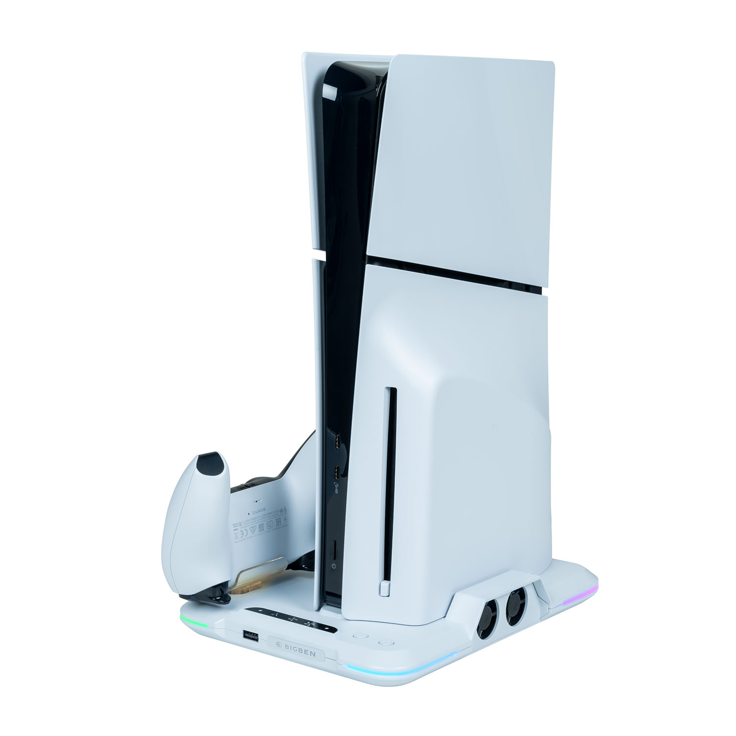 Console PlayStation 5 bianca con base di ricarica per controller, su sfondo bianco.
