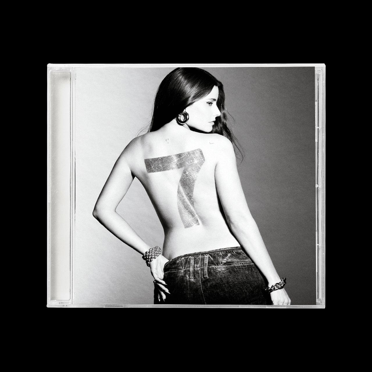 Albumcover. Der Rücken einer Frau mit einer '7' darauf gemalt. Jeans und Armbänder sind sichtbar.