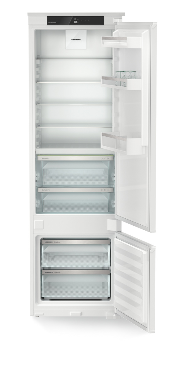 Weißer Kühlschrank mit geöffneten Türen, Innenregale und Schubladen zeigend.
