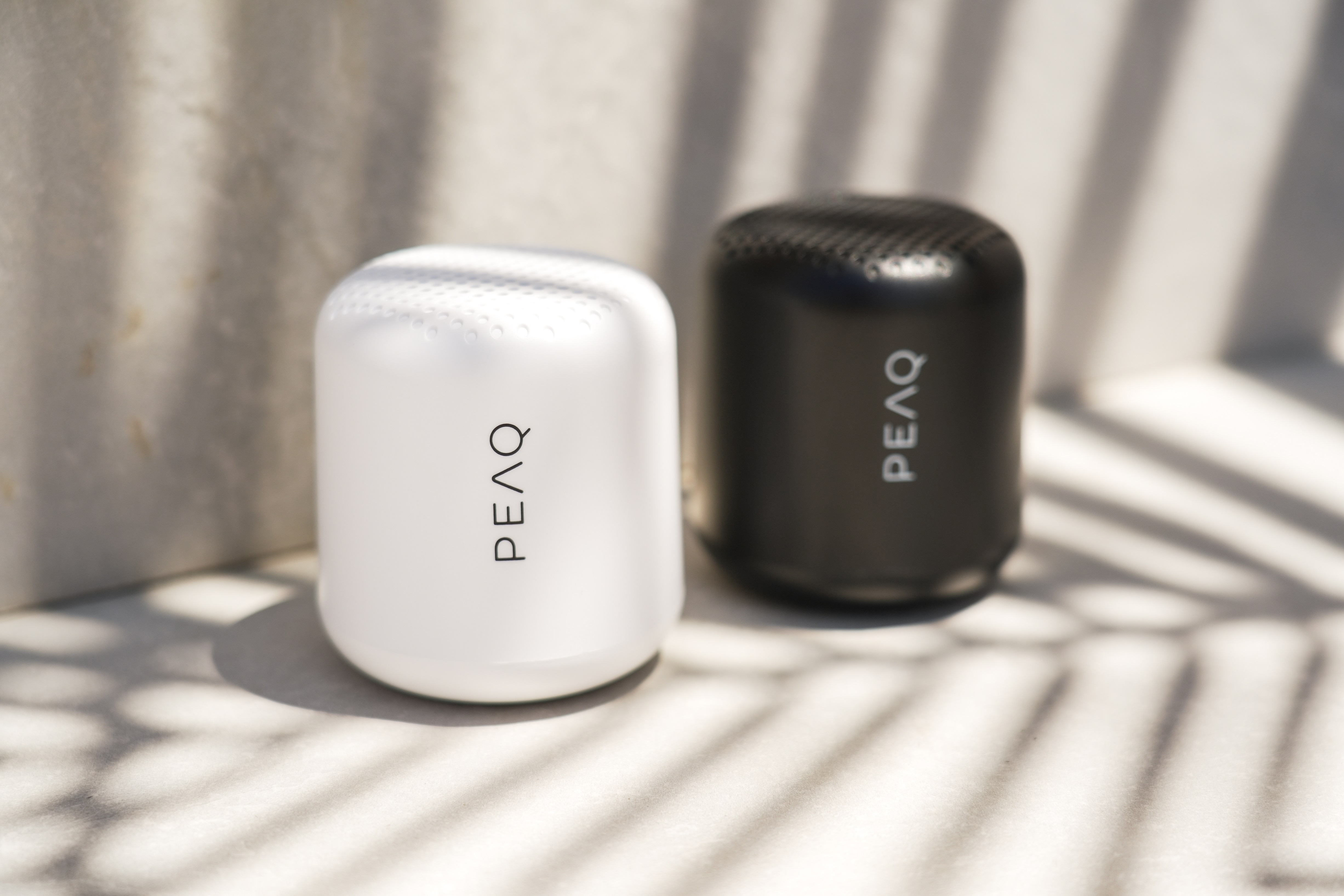 Kobieta trzymająca power bank ładujący telefon.