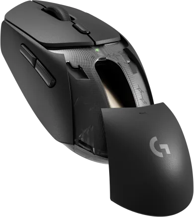 Fekete Logitech gaming egér, nyitott résszel, belső alkatrészek láthatók.