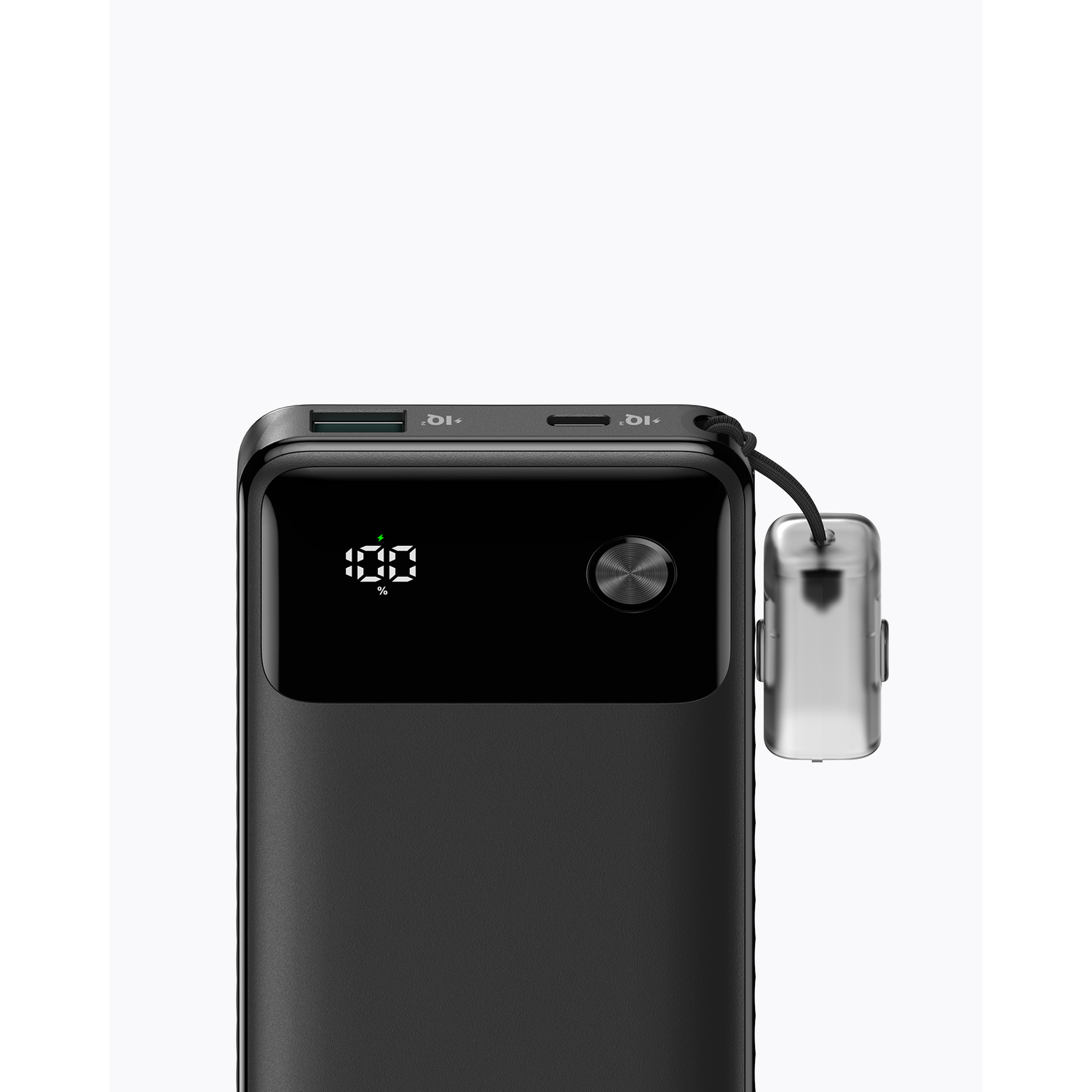 Zwarte powerbank met display, een klein zilveren oplaadaccessoire bevestigd.