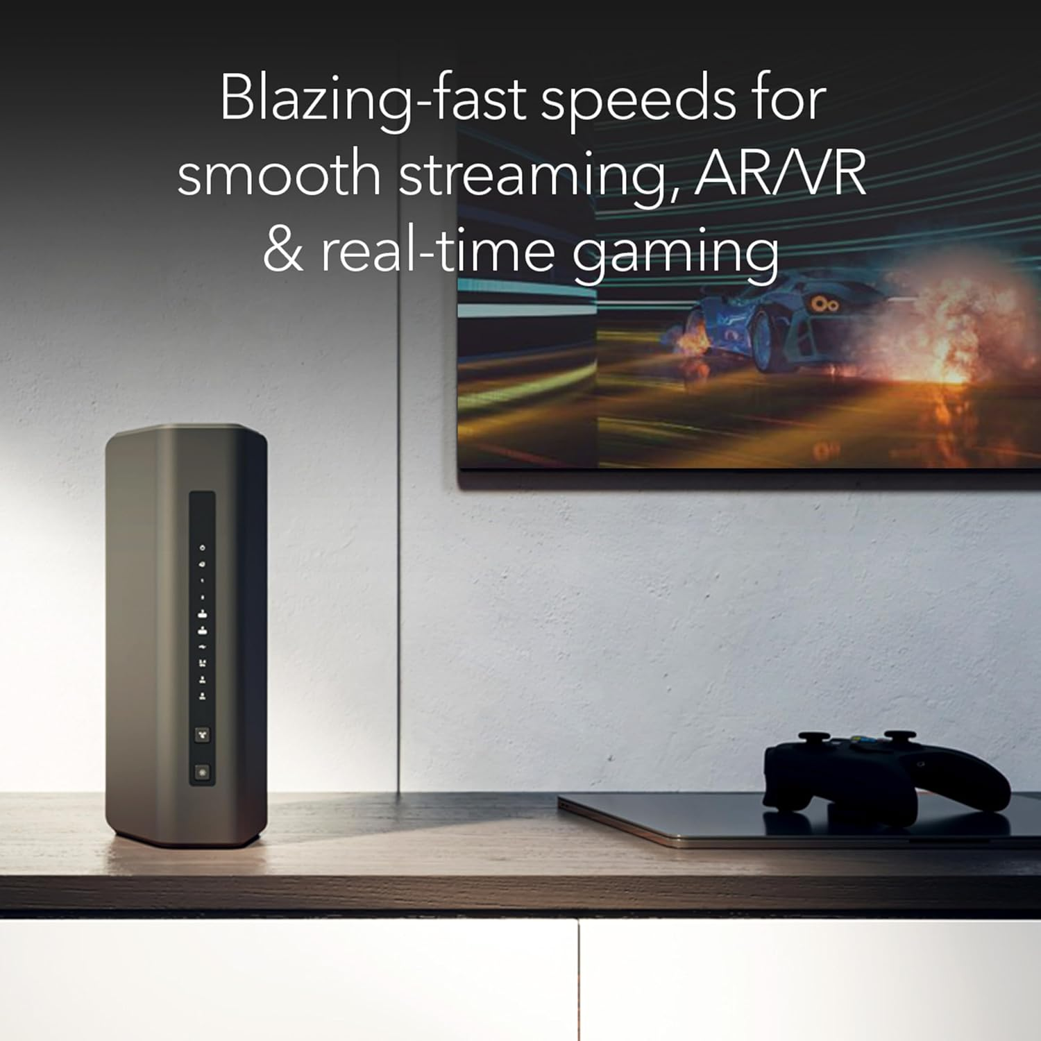 Router und Tablet auf einem Schreibtisch mit TV, das ein Autorennen zeigt.