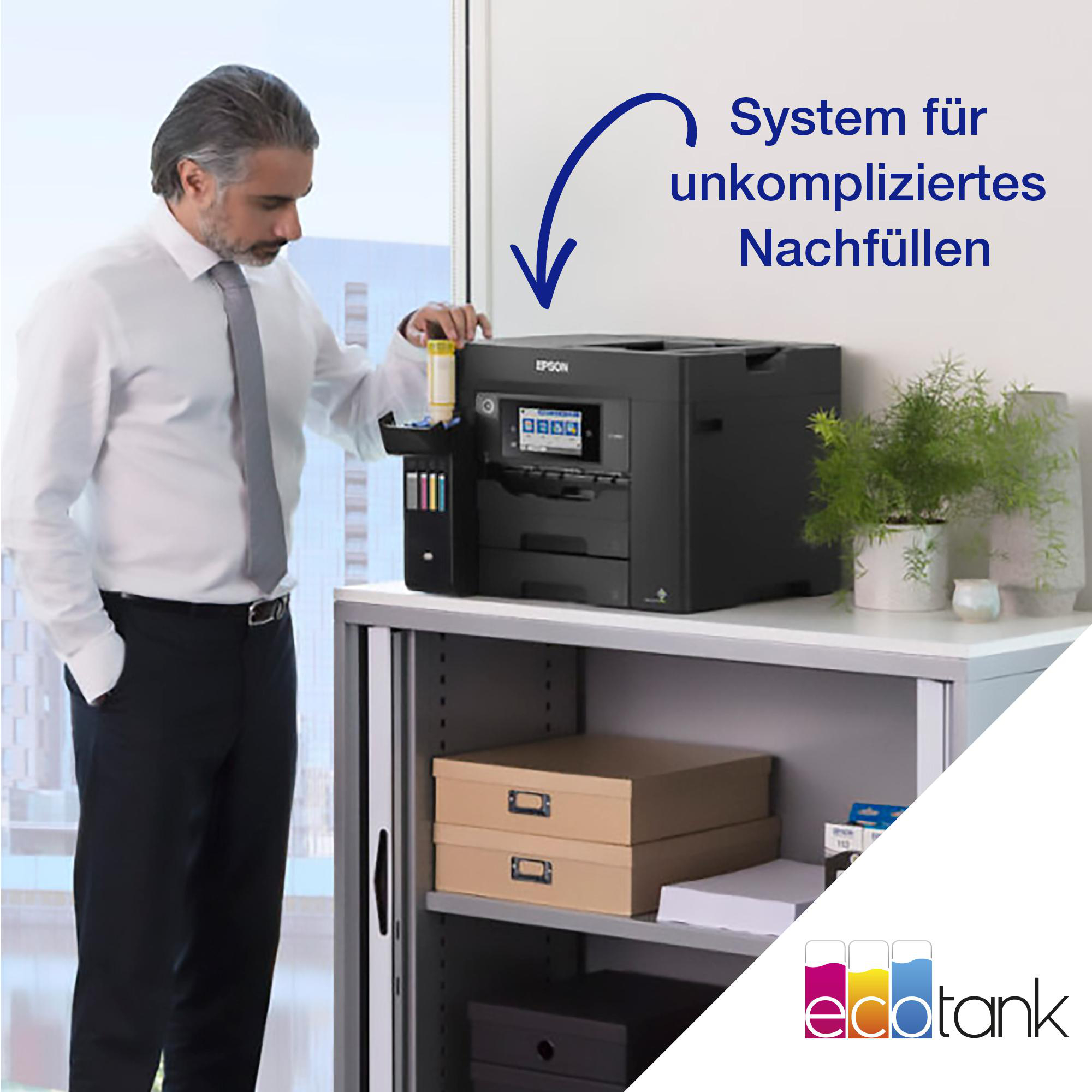 Mann, der Tintenbehälter befüllt. Schwarzer Drucker auf Schrank. Text auf Deutsch.