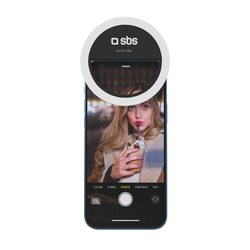Eine Frau macht ein Selfie mit einem Telefon und einem Selfie-Ringlicht.