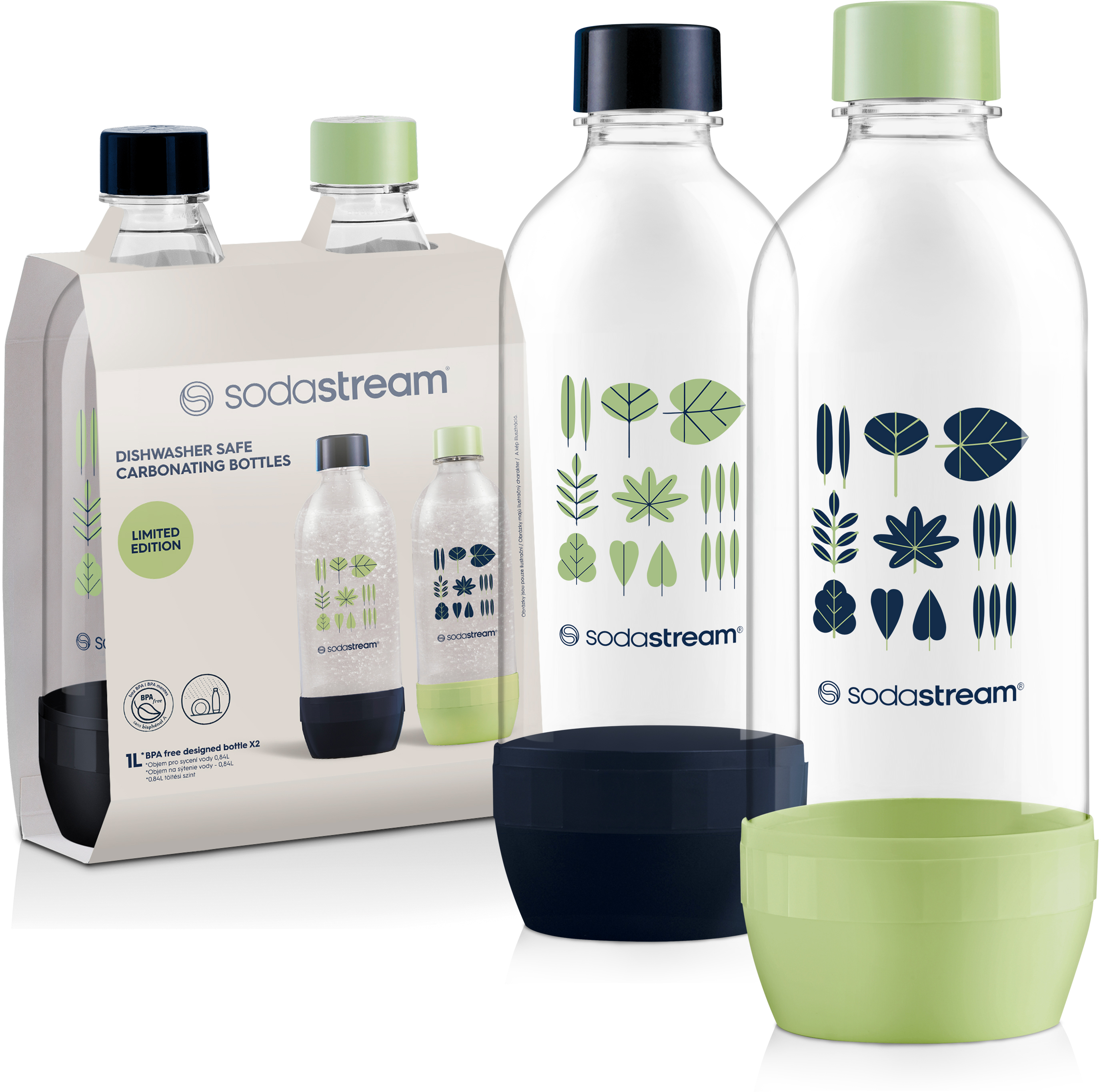 Több SodaStream palack és kiegészítő fehér felületen. A palackok zöld és fekete díszítéssel rendelkeznek.
