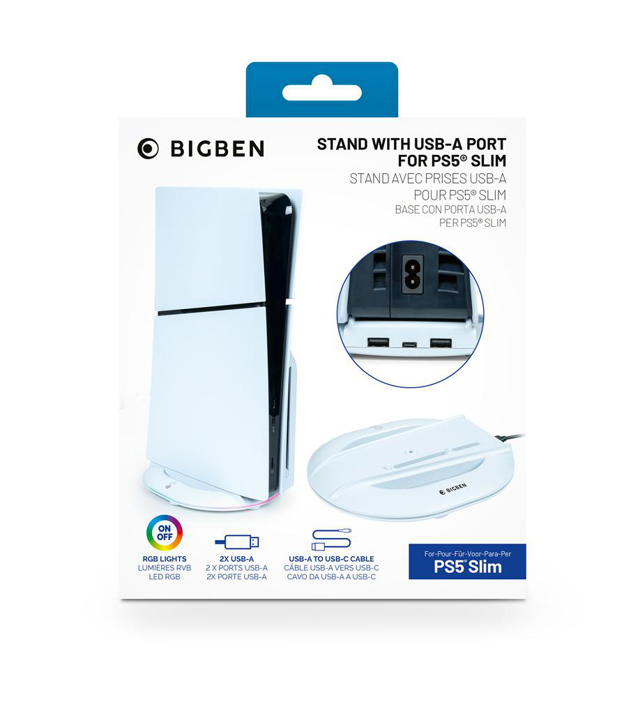 Weiße PS5 Slim Konsole und ein Ständer mit USB-Anschlüssen in einer Produktverpackung.