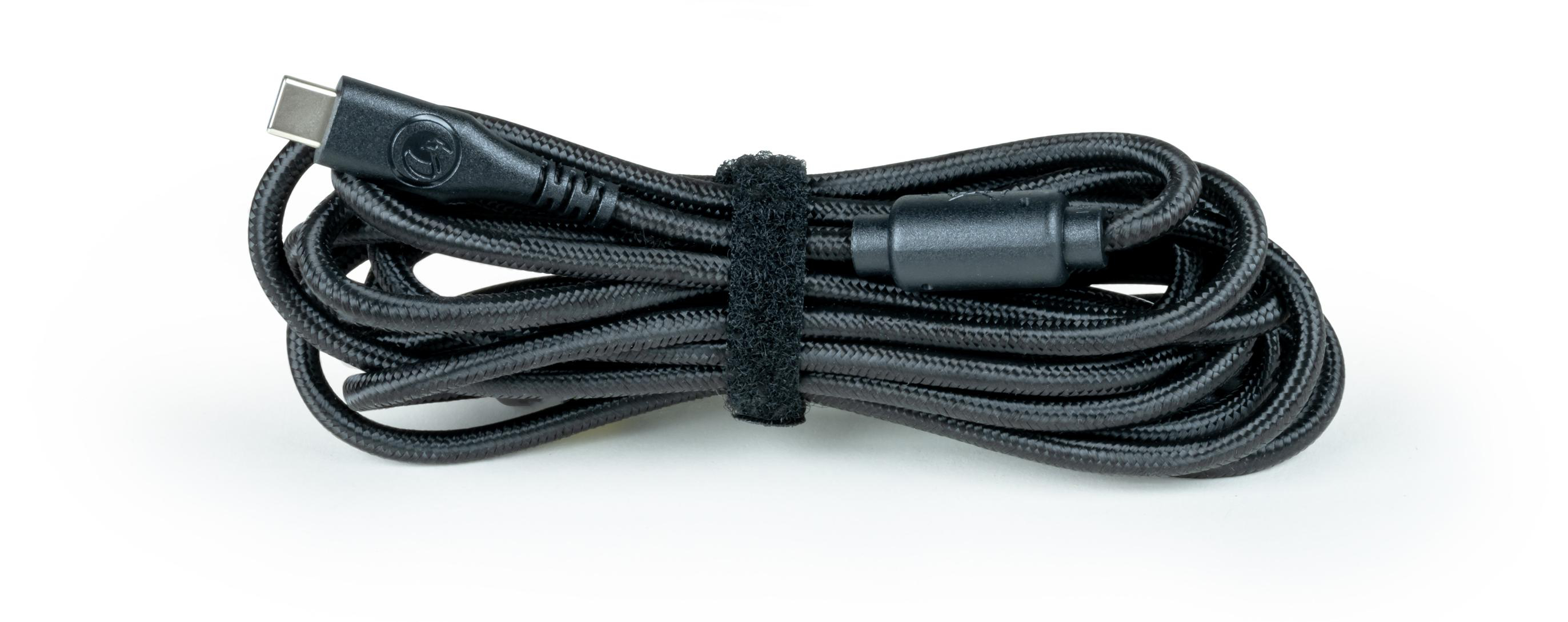Schwarzes USB-C-Kabel, aufgerollt, mit Klettverschluss.