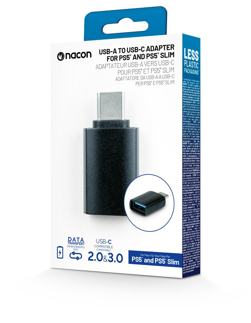Adapterbox. Schwarzer Adapter innen. Text: USB-A-zu-USB-C-Adapter für PS5 und PS5 Slim. Weißer Hintergrund.