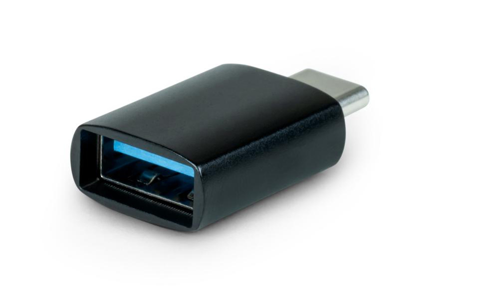 Schwarzer USB-zu-USB-C-Adapter, schräg, auf weißem Hintergrund. Die USB-C-Seite ist sichtbar.