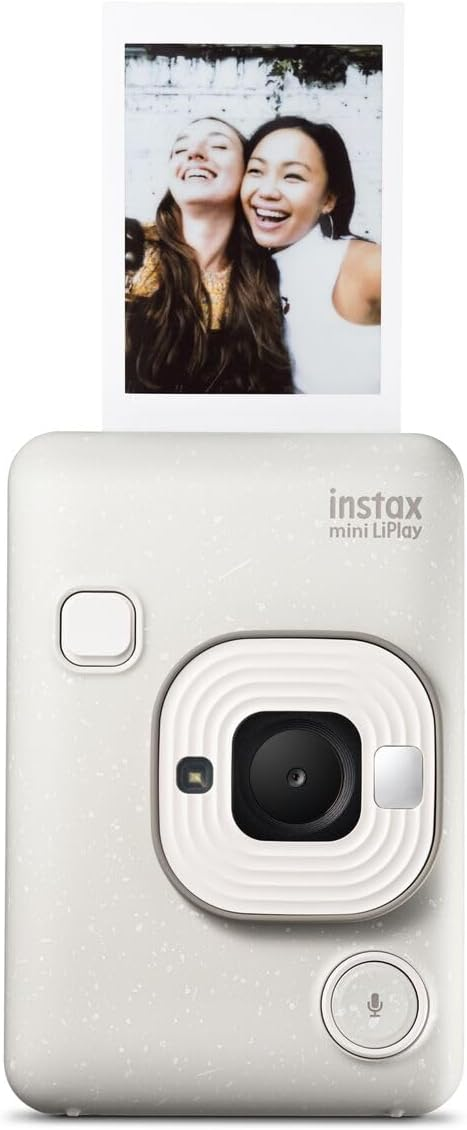 Cámara instax blanca con una foto impresa de mujeres.