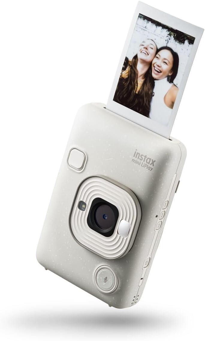 Una cámara Instax mini LiPlay blanca imprimiendo una foto de dos mujeres.